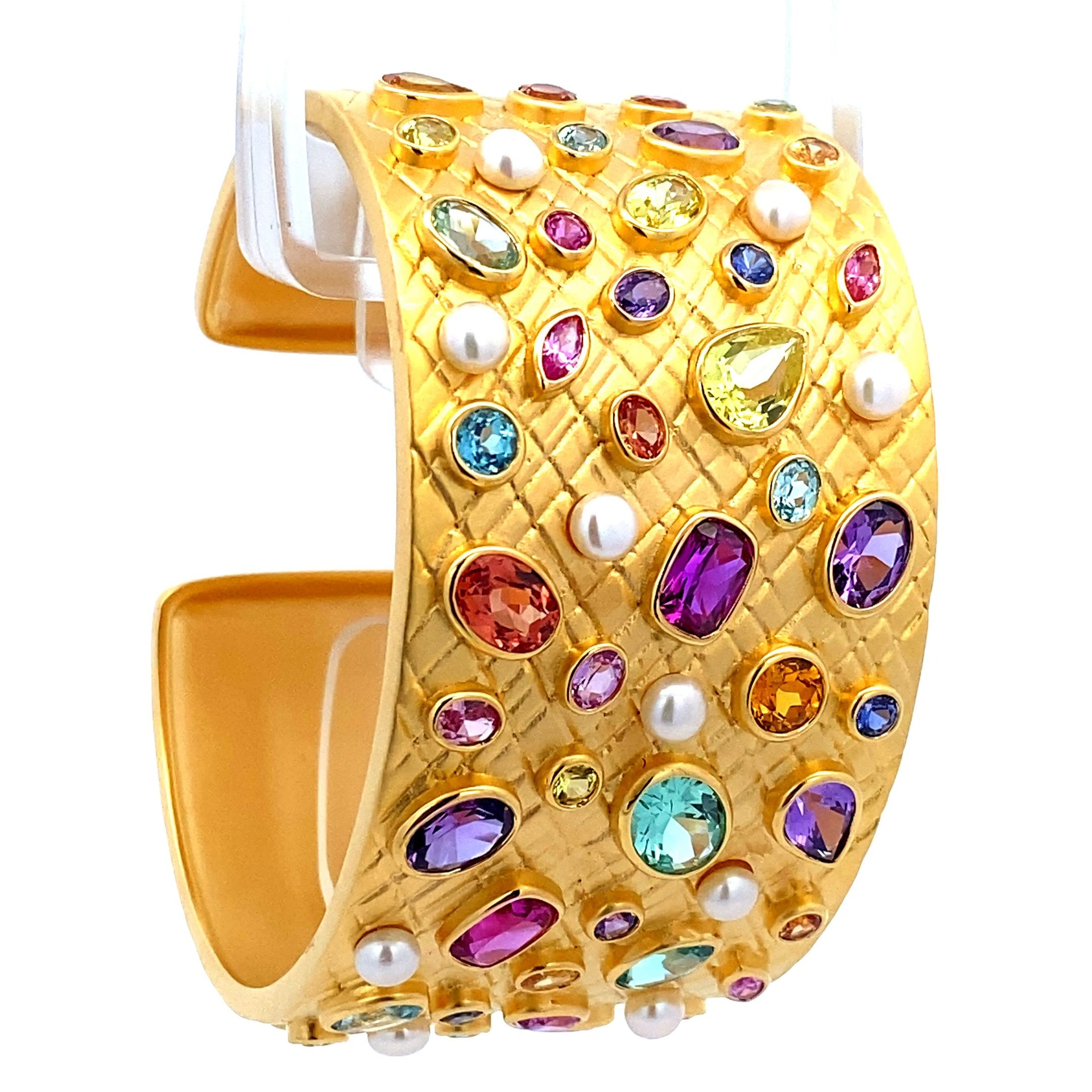 Ralf Scharrer meets Vinczenza!  Ikonischer 925 Silber, gelbvergoldeter Armreif 36 mm Breite mit synth. Saphiren