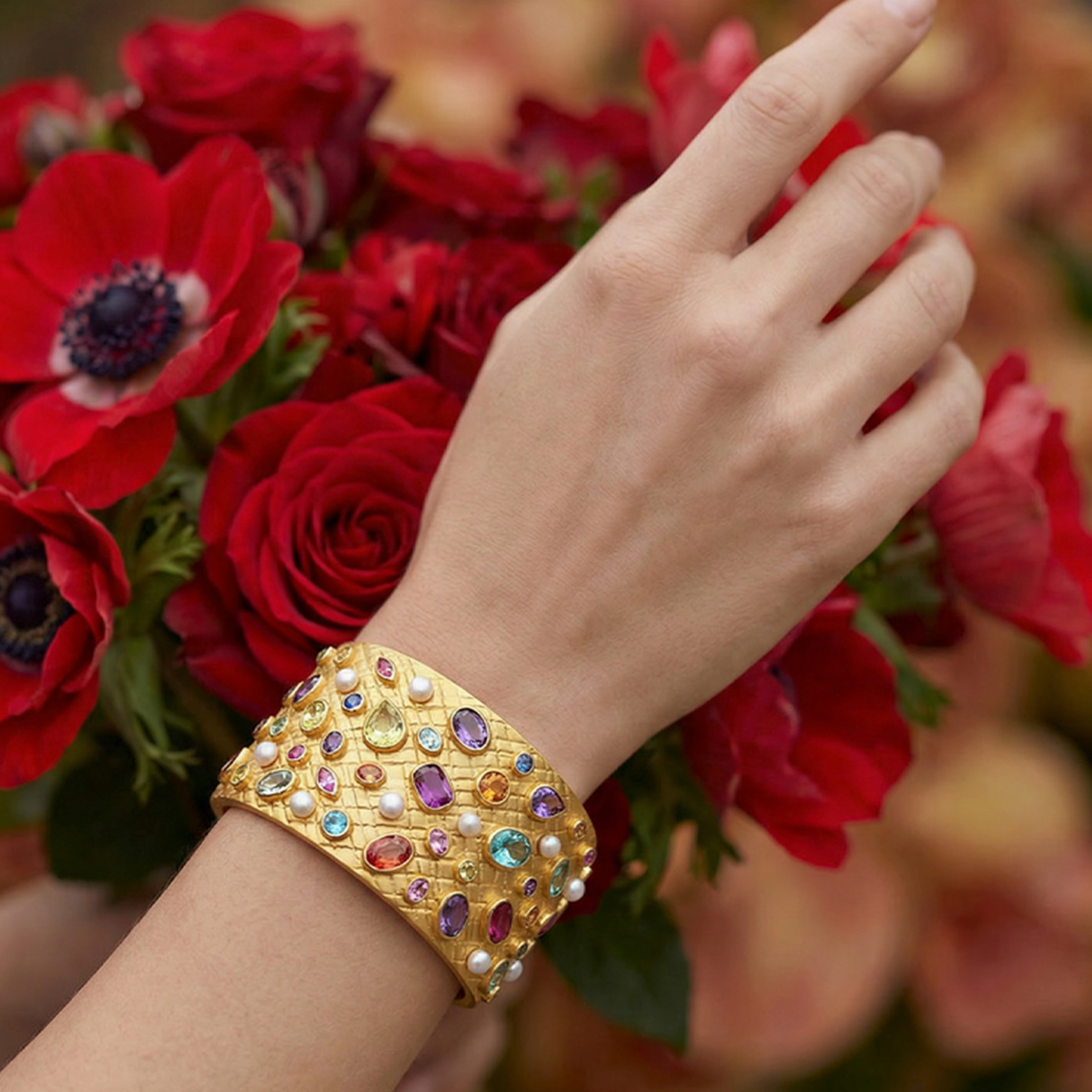 Ralf Scharrer meets Vinczenza!  Ikonischer 925 Silber, gelbvergoldeter Armreif 36 mm Breite mit synth. Saphiren