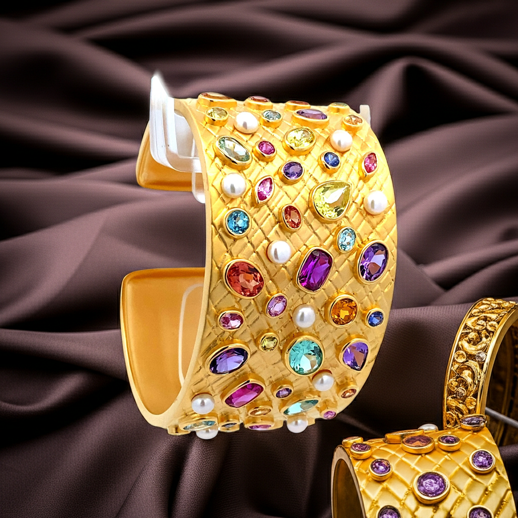 Ralf Scharrer meets Vinczenza!  Ikonischer 925 Silber, gelbvergoldeter Armreif 36 mm Breite mit synth. Saphiren